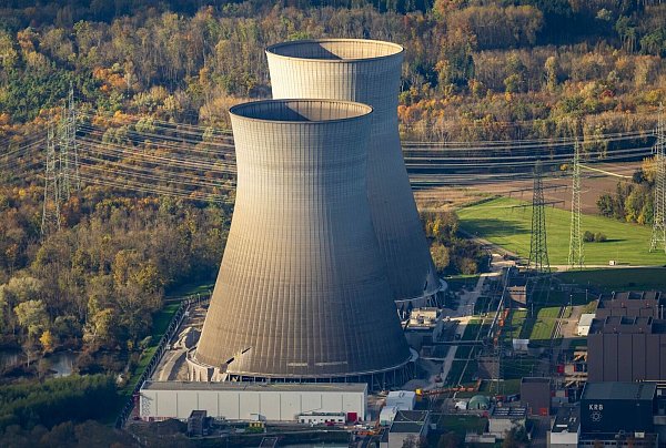 Die beiden Kühltürme des früheren Kernkraftwerks Gundremmingen sind am Samstag gesprengt worden. - © Peter Kneffel/dpa
