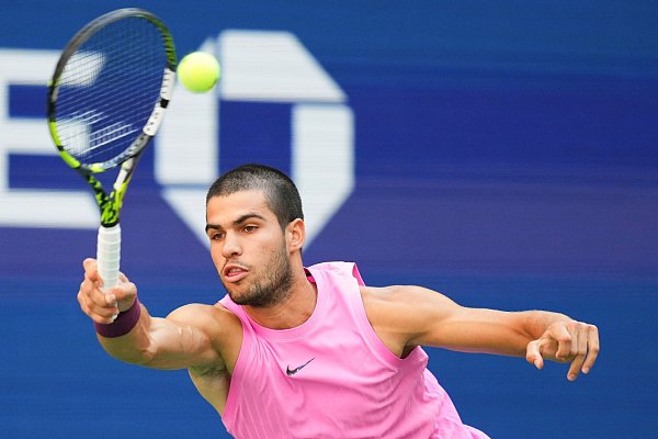 Carlos Alcaraz ist bei den diesjährigen US Open noch ohne Satzverlust. - © Kirsty Wigglesworth/AP/dpa