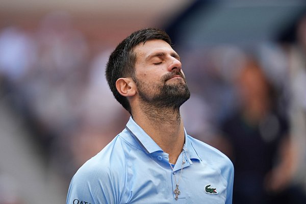 Novak Djokovic musste anerkennen, dass Carlos Alcaraz zu stark war. - © Seth Wenig/AP/dpa