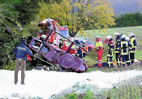 Während Feuerwehrleute und Rettungskräfte um das Leben der Schlagersängerin Anna-Maria Zimmermann kämpfen, macht sich Polizei-Einsatzleiter Josef Runowski (vorn) ein erstes Bild der Lage. Ein Schaumteppich soll die Entzündung des ausgelaufenen Kerosins verhindern. - © FOTO: MARC KÖPPELMANN