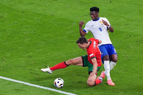 Frankreichs Aurelien Tchouameni (r) und Portugals Joao Palhinha liefern sich einen Zweikampf. - © Marcus Brandt/dpa