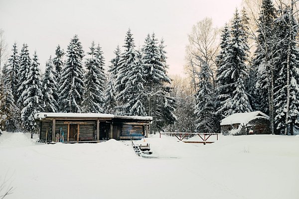 Außen kalt, innen heiß: die Rauchsauna der Mooska-Farm. - © Rauno Liivand/Brand Estonia/dpa-tmn