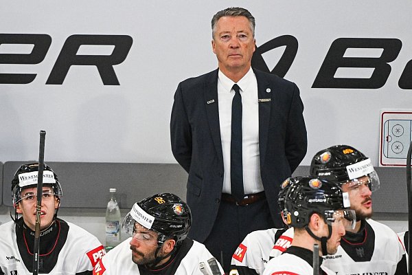 Für Bundestrainer Harold Kreis und die Eishockey-Nationalmannschaft beginnt am Montag die WM-Vorbereitung. - © Armin Weigel/dpa
