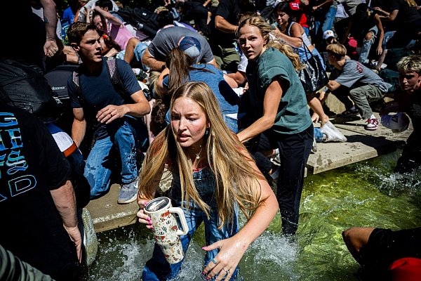 Menschen rennen weg, nachdem Kirk angeschossen wurde. - © Tess Crowley/The Deseret News/dpa
