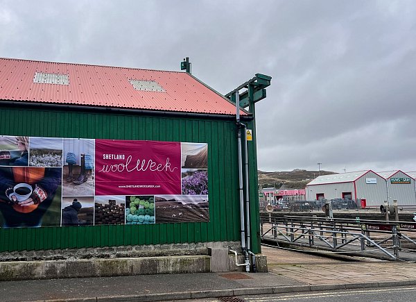 Lerwick ist der Hauptort der Shetlandinseln. Hier findet die Wool Week statt, wie dieser Banner zeigt. - © Verena Wolff/dpa-tmn