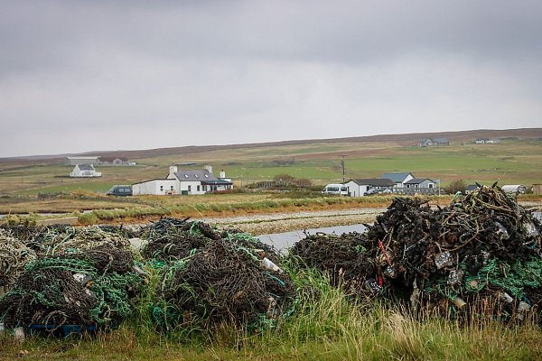 Fischernetze, verstreute Häuschen: Unst ist die nördlichste der größeren Shetlands und wie der Rest des Archipels dünn besiedelt. - © Verena Wolff/dpa-tmn