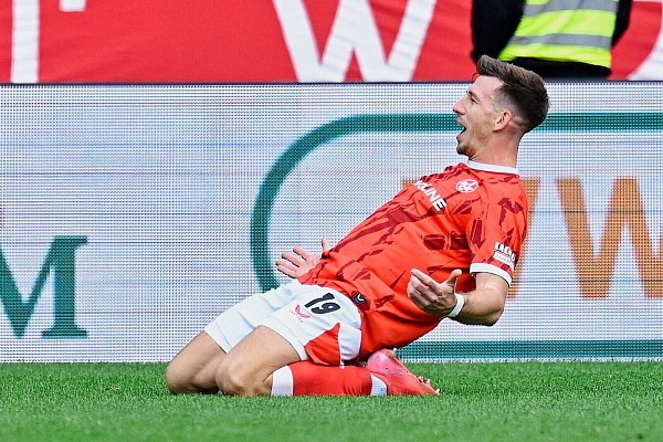 Daniel Hanslik jubelte über das 1:0 des FCK gegen Nürnberg - © Uwe Anspach/dpa
