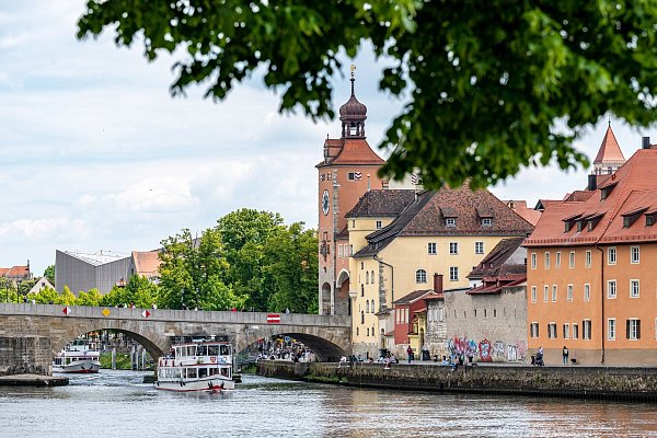 Regensburg zählt gemessen an den regionalen Einkommen zu den teuersten Orten für Käufer. - © Armin Weigel/dpa