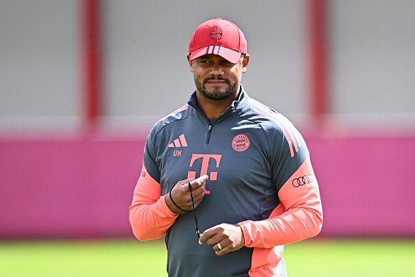Trainer Vincent Kompany entscheidet über die Spielzeit von Talenten. - © Harry Langer/dpa