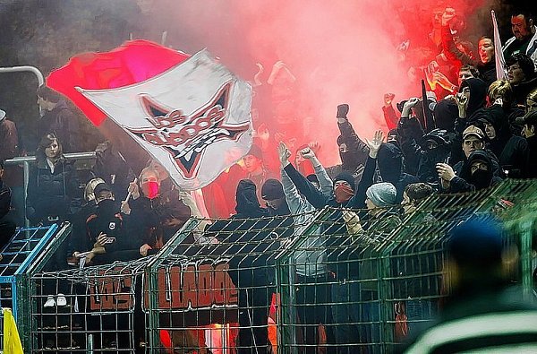 Angegriffen wurden die ebenfalls teilweise vermummten Lippstädter Fans. - © FOTO: MARTINSCHLEDDE