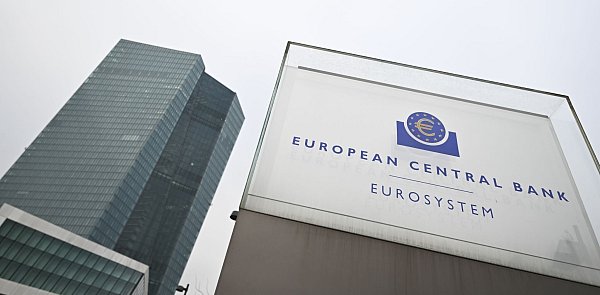 EZB schraubt Konjunkturprognose nach unten - © Arne Dedert/dpa