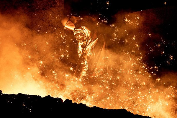 Die Stahlbranche kämpft unter anderem gegen gestiegene Energiekosten (Archivbild) - © Hauke-Christian Dittrich/dpa