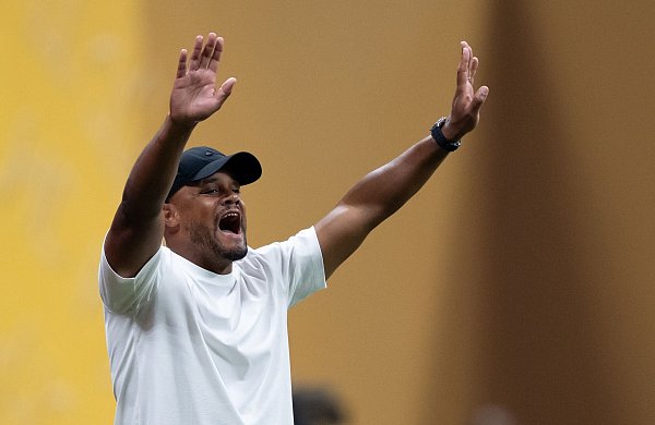 Vincent Kompany am Spielfeldrand in Aktion. - © Sven Hoppe/dpa