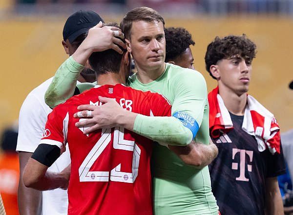 Manuel Neuer (r) umarmt Thomas Müller. Das 756. Pflichtspiel war dessen letztes als Bayern-Profi. - © Sven Hoppe/dpa
