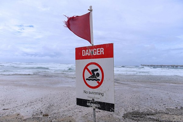 An viele Strände wurde bereits vor der Ankunft des Zyklons gewarnt. - © Jono Searle/AAP/dpa