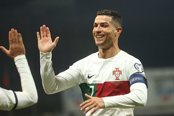 Cristiano Ronaldo und Portugal siegten in Bosnien-Herzegowina deutlich mit 5:0. - © Armin Durgut/AP/dpa