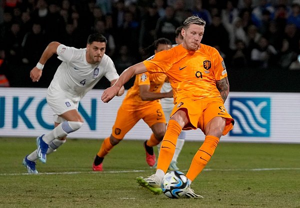 Wout Weghorst verschoß einen Elfmeter, Virgil van Dijk machte es kurz vor Schluss vom Punkt besser. - © Thanassis Stavrakis/AP/dpa