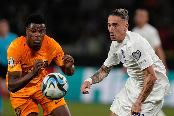 Für Denzel Dumfries (l) und die Niederlande kam es in Griechenland zum Showdown. - © Thanassis Stavrakis/AP/dpa