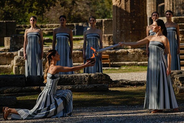 Schauspielerinnen und Tänzerinnen übernehmen die Rolle der Priesterinnen. - © Socrates Baltagiannis/dpa