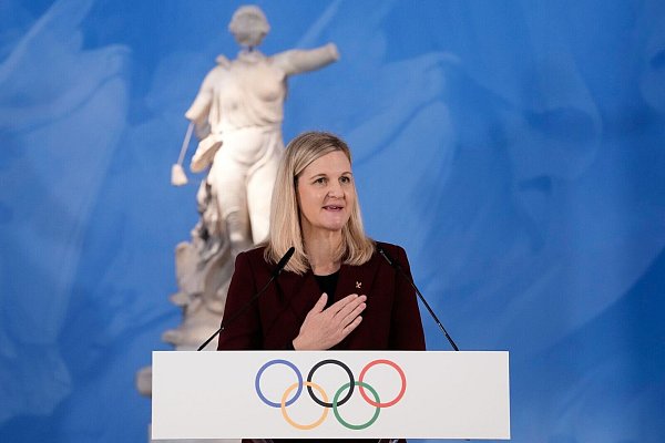 Zu Tränen gerührt: IOC-Präsdidentin Kirsty Coventry bei der Entzündung des olympischen Feuers. - © Thanassis Stavrakis/AP/dpa