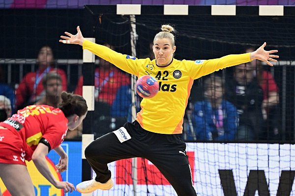 Elf Paraden und drei Treffer gegen Montenegro: Torhüterin Katharina Filter. - © Federico Gambarini/dpa