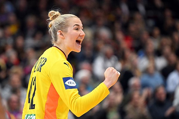 Meist mit einem lachen auf dem Parkett: DHB-Torfrau Katharina Filter. - © Federico Gambarini/dpa