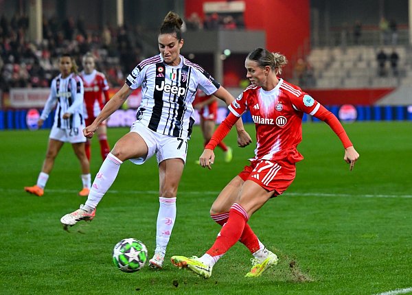 Bereitete das 1:0 vor: Bayerns Klara Bühl (r.). - © Sven Hoppe/dpa