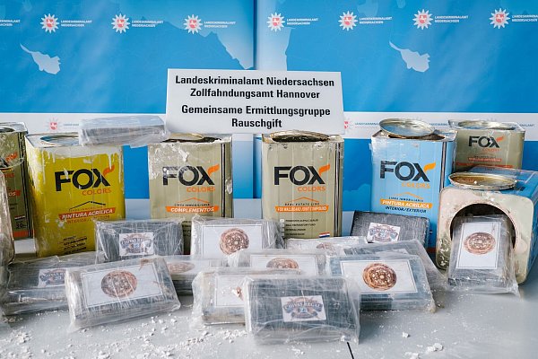 Im April 2022 informierte das LKA Niedersachsen über den Rekordfund von 16 Tonnen Kokain. Die Drogen waren in Dosen mit Spachtelmasse versteckt. (Archivbild) - © Ole Spata/dpa