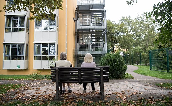 Auch wenn ein Satz mal länger dauert: nicht unterbrechen. Geduld hilft bei der Kommunikation mit Menschen, die an Demenz erkrankt sind. - © Peter Kneffel/dpa