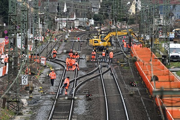 Bis Anfang der 30er Jahre sollen mehr als 40 wichtige Strecken grundlegend saniert werden - wie hier der Korridor zwischen Mannheim und Frankfurt. (Archivbild) - © Arne Dedert/dpa