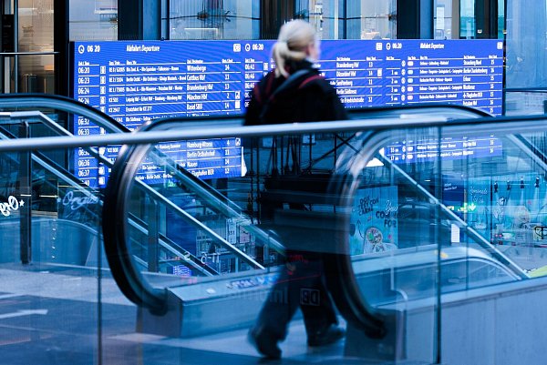 Auch für Fahrgäste der Bahn war 2024 kein leichtes Jahr. Mehr als jeder dritte Zug war verspätet. - © Carsten Koall/dpa