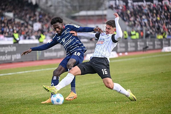Hamburgs Bakery Jatta (l) in Aktion gegen Ulms Aaron Keller. - © Harry Langer/dpa