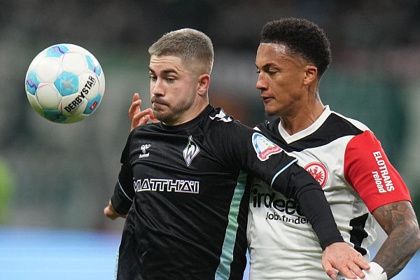 Eintracht Frankfurt um Tuta (r) und Werder Bremen um Romano Schmid lieferten sich ein Duell auf Augenhöhe. - © Thomas Frey/dpa