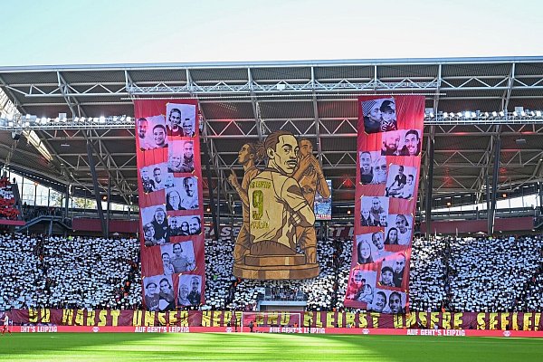 HSV-Kapitän Yussuf Poulsen wird bei RB Leipzig als Rekordspieler verabschiedet. Die Leipziger Fans widmeten dem Dänen eine große Choreografie. - © Jennifer Brückner/dpa