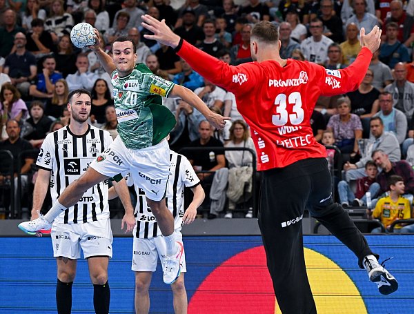 Die Füchse Berlin um Tim Freihöfer (l) und der THW Kiel treffen im Verfolgerduell aufeinander. (Archivfoto) - © Sven Hoppe/dpa