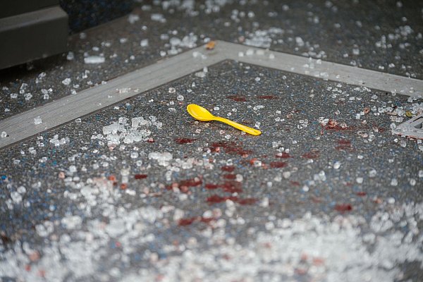 Die Spuren eines schweren Unfalls: Mehrere Menschen wurden dabei verletzt, auch Kinder. - © Oliver Dietze/dpa
