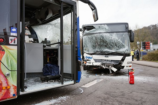 Wie es zu dem Unfall kam, ist noch unklar. - © Oliver Dietze/dpa