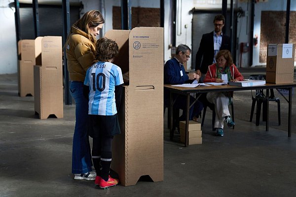 Trotz Wahlpflicht war die Beteiligung bei der Wahl sehr niedrig. - © Rodrigo Abd/AP/dpa