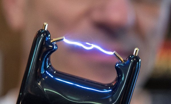 Zapp!: Elektroimpulsgeräte müssen ein besonderes Prüfzeichen aufweisen, wenn sie legal mitgeführt werden sollen. - © Boris Roessler/dpa/dpa-tmn