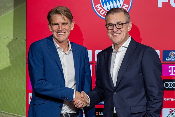 Sportdirektor Christoph Freund (l) und Vorstandschef Jan-Christian Dreesen (r) verweisen auf Gespräche mit Müller. - © Ulrich Gamel/Kolbert-Press/dpa