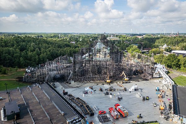 Das Bühnenmaterial bestand zu einem großen Teil aus Holz und konnte deshalb leicht brennen. - © Stringer/Belga/dpa