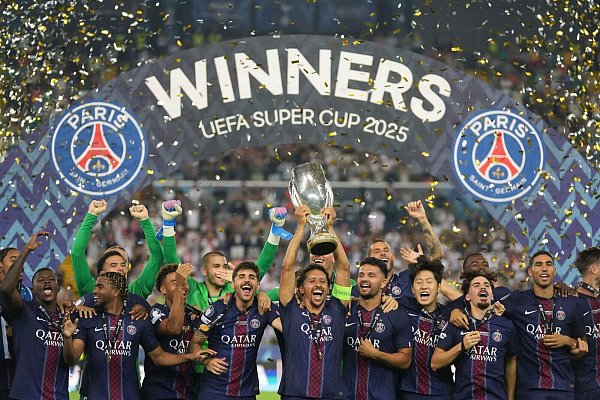 Paris Saint-Germain feiert den Gewinn des europäischen Supercups. - © Antonio Calanni/AP/dpa