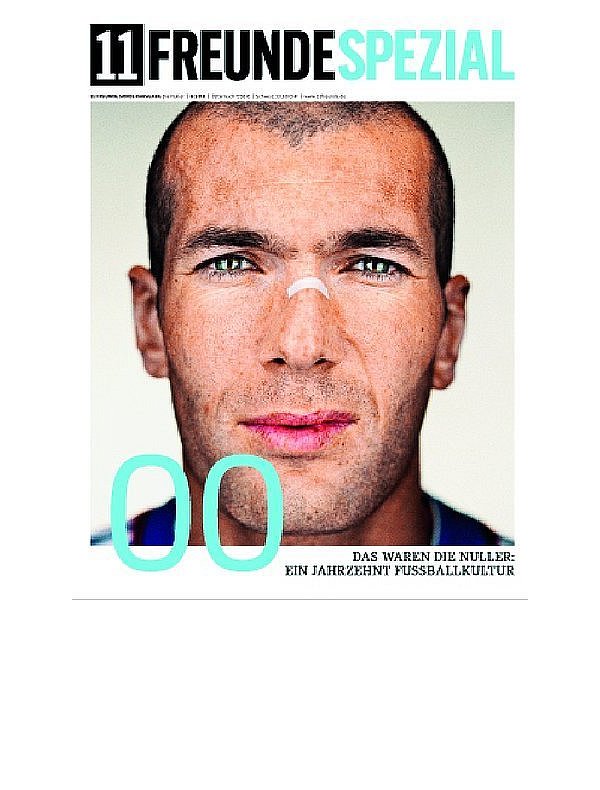 Das "11FREUNDE SPEZIAL"-Cover von der aktuellen Sonderausgabe zum Fußball in den Nuller Jahren. - © COVER: 11 FREUNDE SPEZIAL