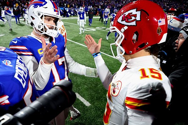Josh Allen (l.) gratuliert Patrick Mahomes nach dem Playoff-Aus im Vorjahr. - © Jeffrey T. Barnes/AP/dpa