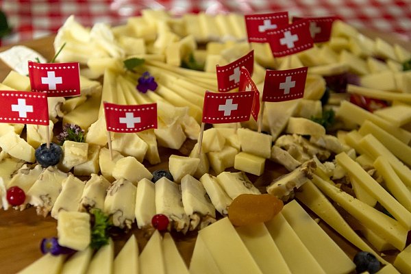 Schokolade und Käse aus der Schweiz dürfte in den USA unerschwinglich teuer werden (Archivbild) - © Georgios Kefalas/KEYSTONE/dpa