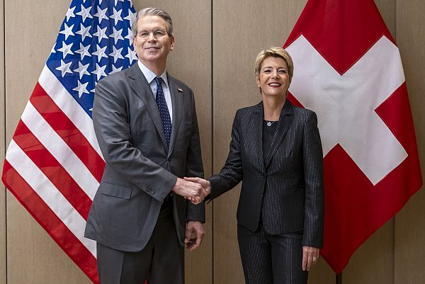 Da sah alles noch nach gütlicher Einigung aus, im Mai 2025. - © Martial Trezzini/KEYSTONE/dpa
