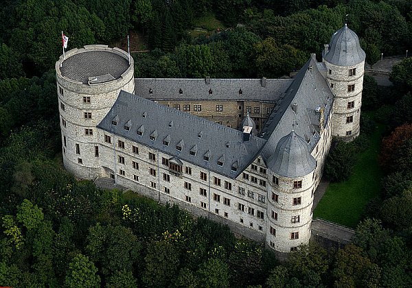 Die Wewelsburg in Büren gilt als Deutschlands einzige Burg mit dreieckigem Grundriss. Von 1934 bis 1945 wurde sie von der SS genutzt und teilweise umgestaltet. - © FOTO: REINHARD ROHLF