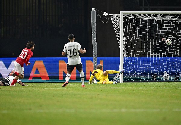 Ferdi Kadioglu (l) sorgte für den Ausgleich der Türken. - © Robert Michael/dpa