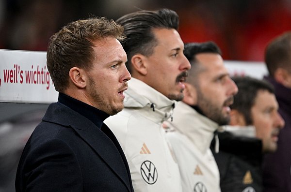Konzentriert: Bundestrainer Julian Nagelsmann und sein Assistent Sandro Wagner bei der Nationalhymne. - © Robert Michael/dpa