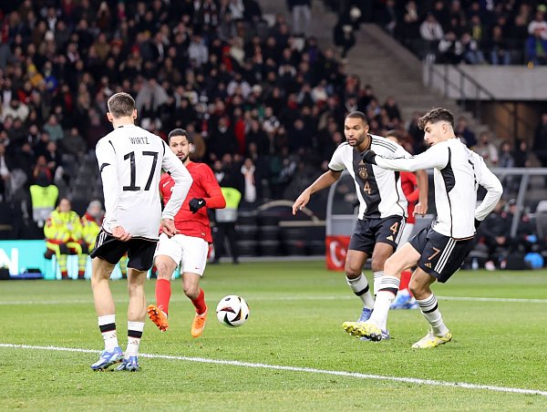 England-Legionär Kai Havertz (r) brachte die DFB-Elf früh in Führung. - © Andreas Gora/dpa